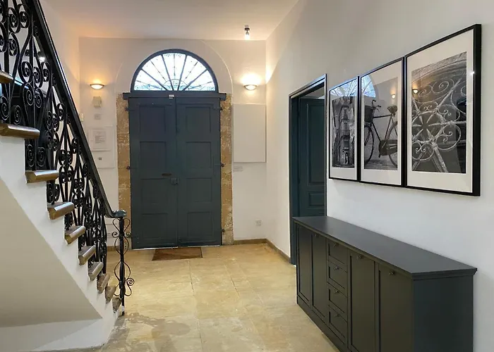 Phaedrus Living: Cozy Down Town House Aischylou