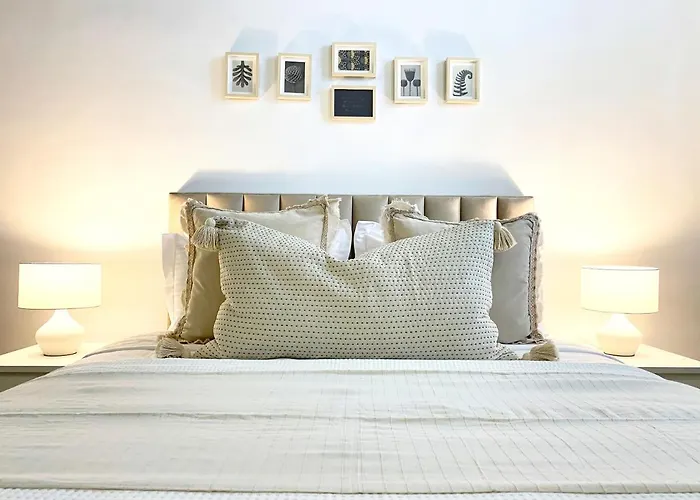 Phaedrus Living: Cozy Down Town House Aischylou